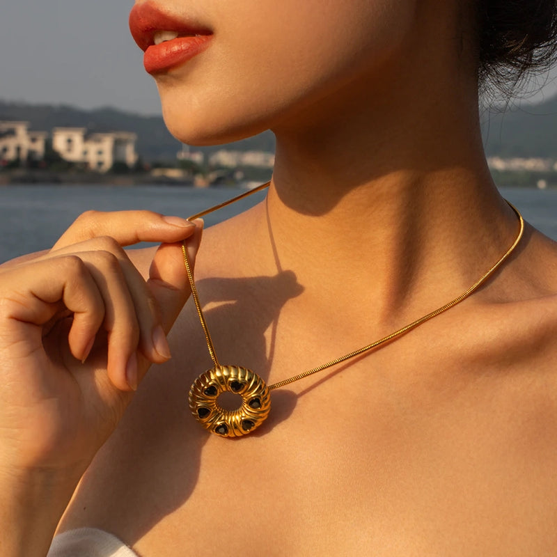 18K gold plated O-shaped earrings and necklace, view 8 - MRSLM