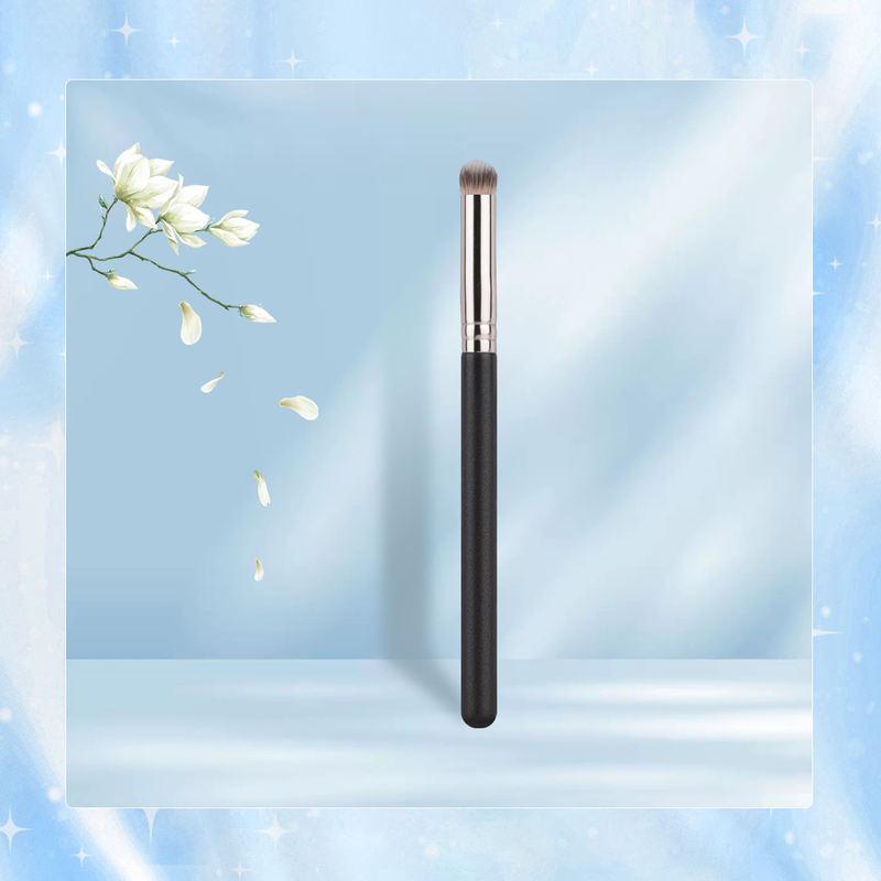 concealer brush, view 3 - MRSLM