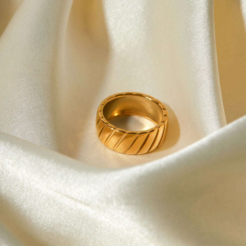 Gold plated hypotenuse pattern closed ring - MRSLM