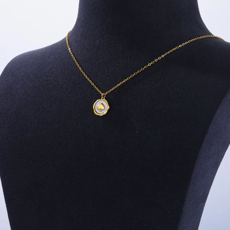 Gold heart pendant necklace, view 6 - MRSLM