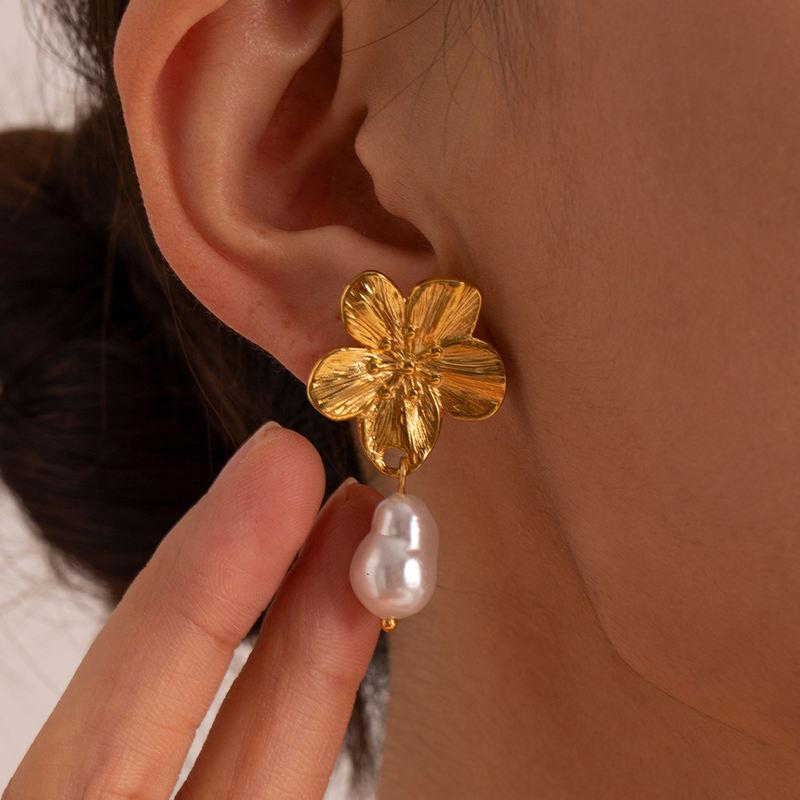 Floral pearl drop earrings - MRSLM