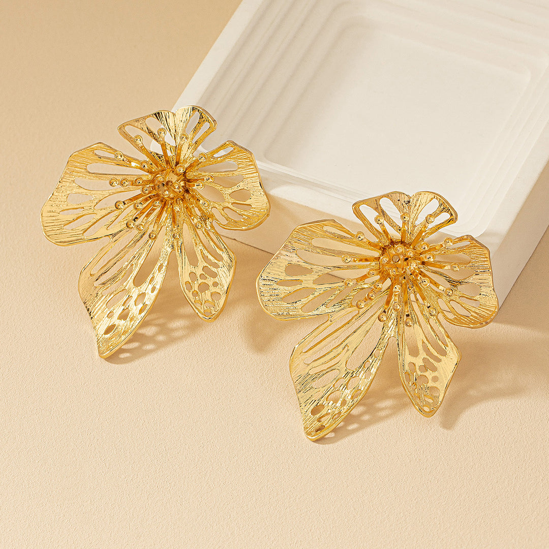 Luxurious White Floral Zinc Alloy Drop Earrings