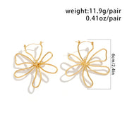 Vintage gold-toned hollow flower stud earrings, view 12 - MRSLM