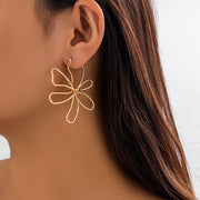 Vintage gold-toned hollow flower stud earrings, view 6 - MRSLM
