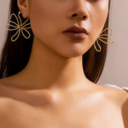 Vintage gold-toned hollow flower stud earrings, view 5 - MRSLM