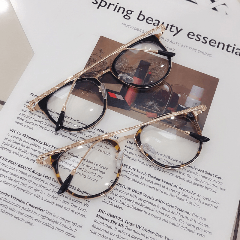 Men's and Women's Flat Glasses Frame with round Metal Nose Bridge