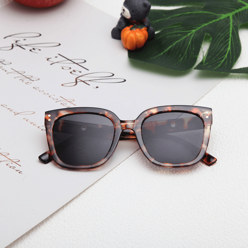 kids' retro big frame sunglasses, view 3 - MRSLM