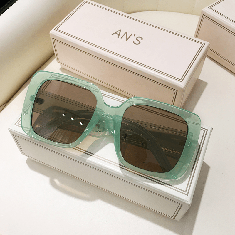 Women's large square sunglasses, view 3 - MRSLM