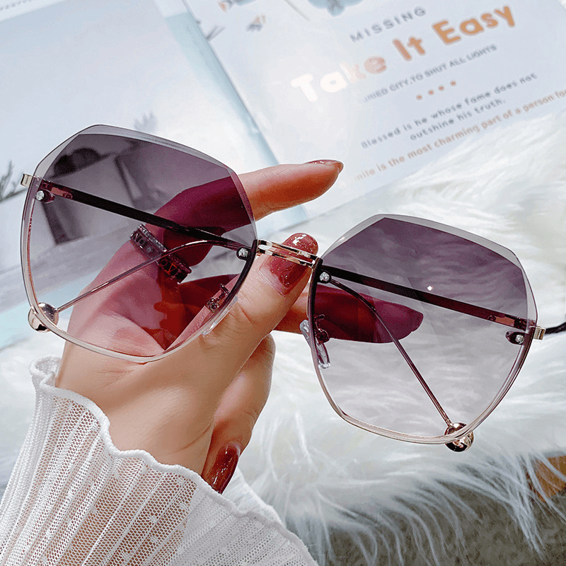 Women's vintage metal frame sunglasses, view 2 - MRSLM